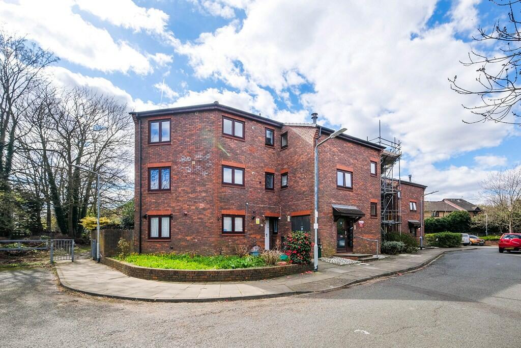 1 bedroom flat for sale in St. Gabriel's Close, Wanstead, E11