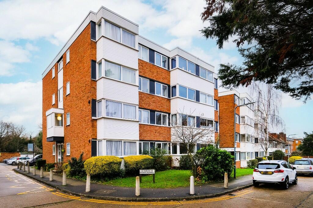 2 bedroom flat for sale in Trent Court, New Wanstead, E11