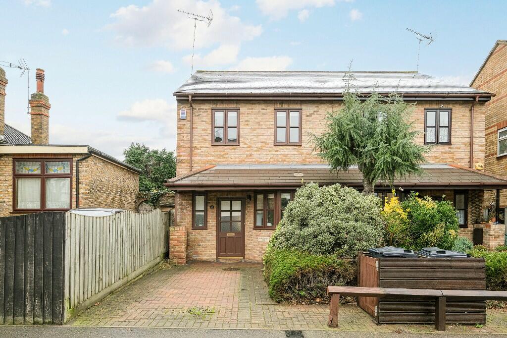 2 bedroom semidetached house for sale in Nightingale Lane, Wanstead, E11