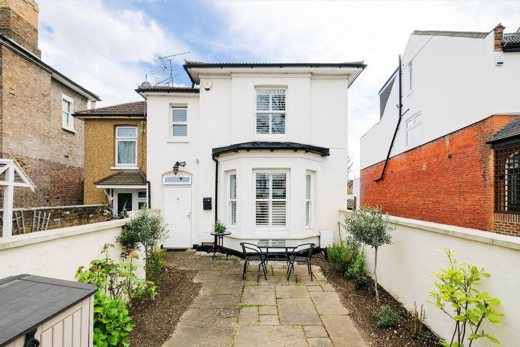 2 bedroom end of terrace house for sale in New Wanstead, Wanstead, E11