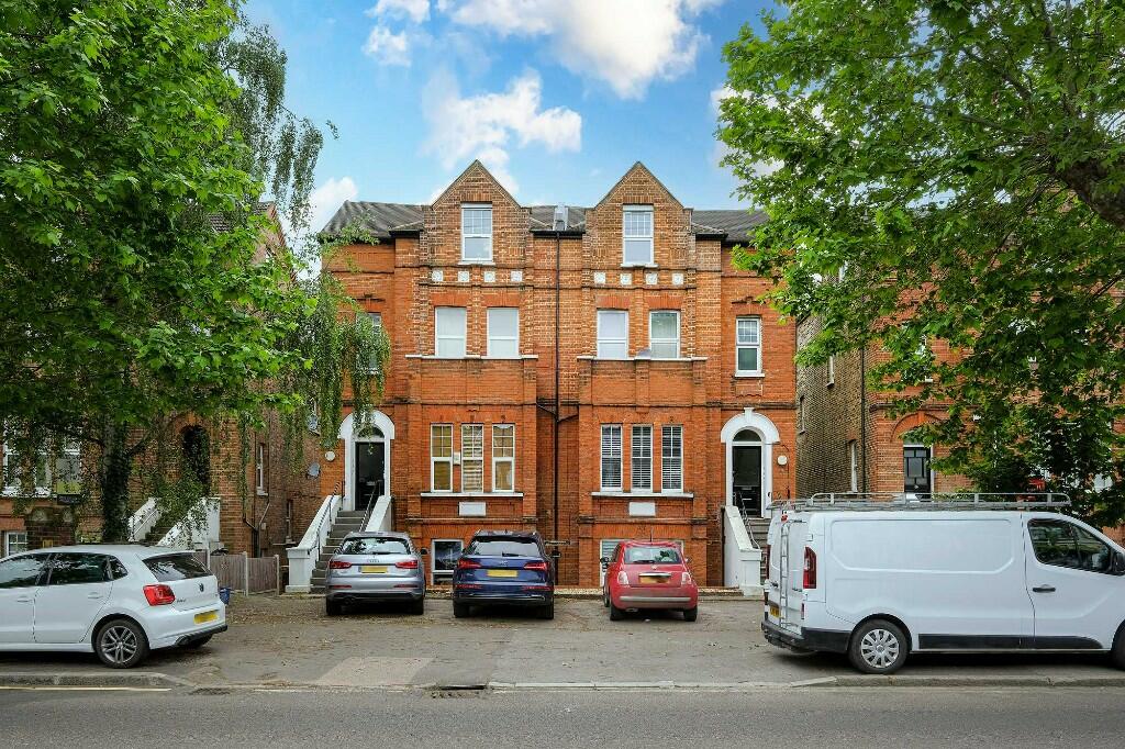 2 bedroom flat for sale in Hermon Hill, Wanstead, E11