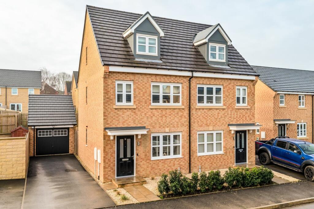 3 bedroom semidetached house for sale in Juniper Way, Drighlington, BD11