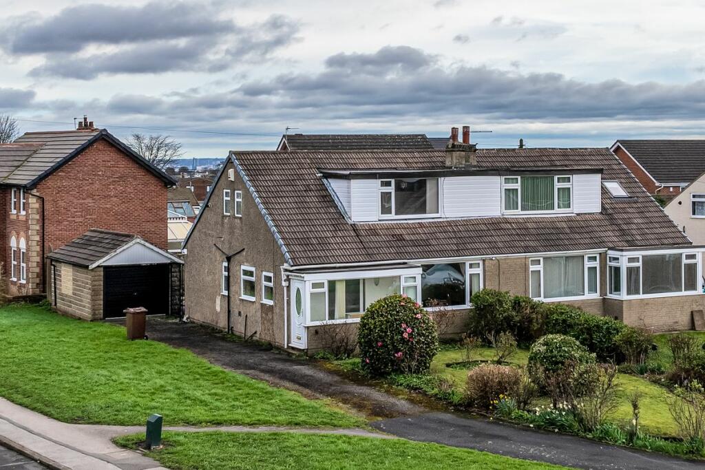 3 bedroom semidetached house for sale in Park Avenue, Drighlington