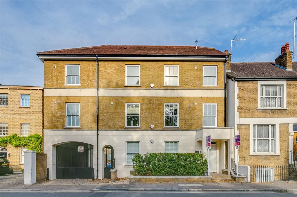3 bedroom flat for rent in Mortlake High Street, East Sheen, SW14