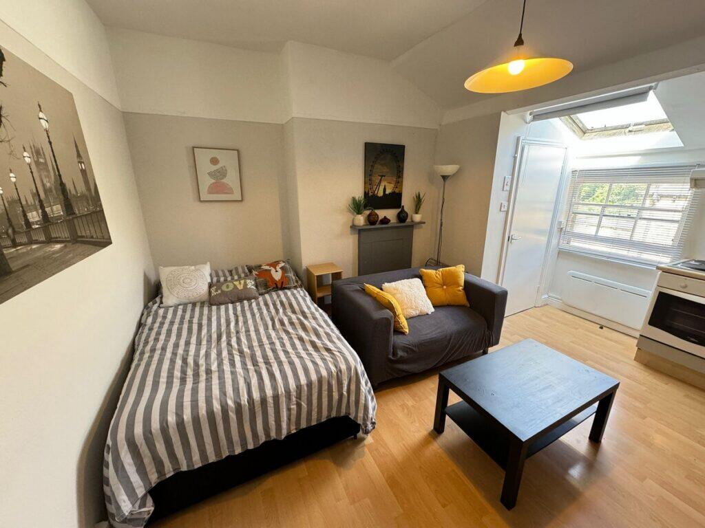 Main image of property: Flat 3, Headingley Lane, Leeds, LS6 1AA