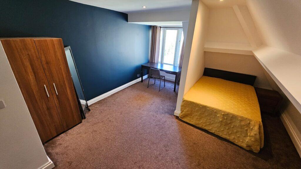 Main image of property: Room 2, St Johns House, Merrion Street, Leeds, LS2 8JE