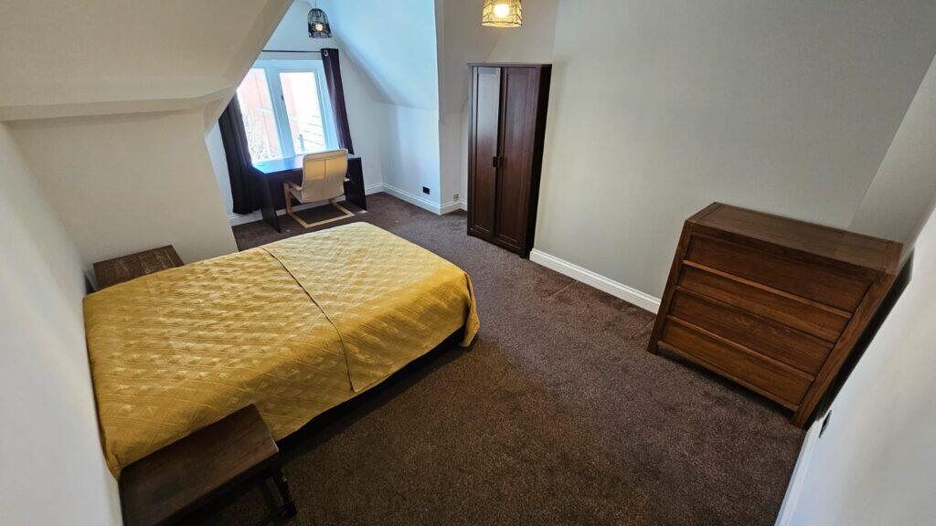 Main image of property: Room 3, St Johns House, Merrion Street, Leeds, LS2 8JE