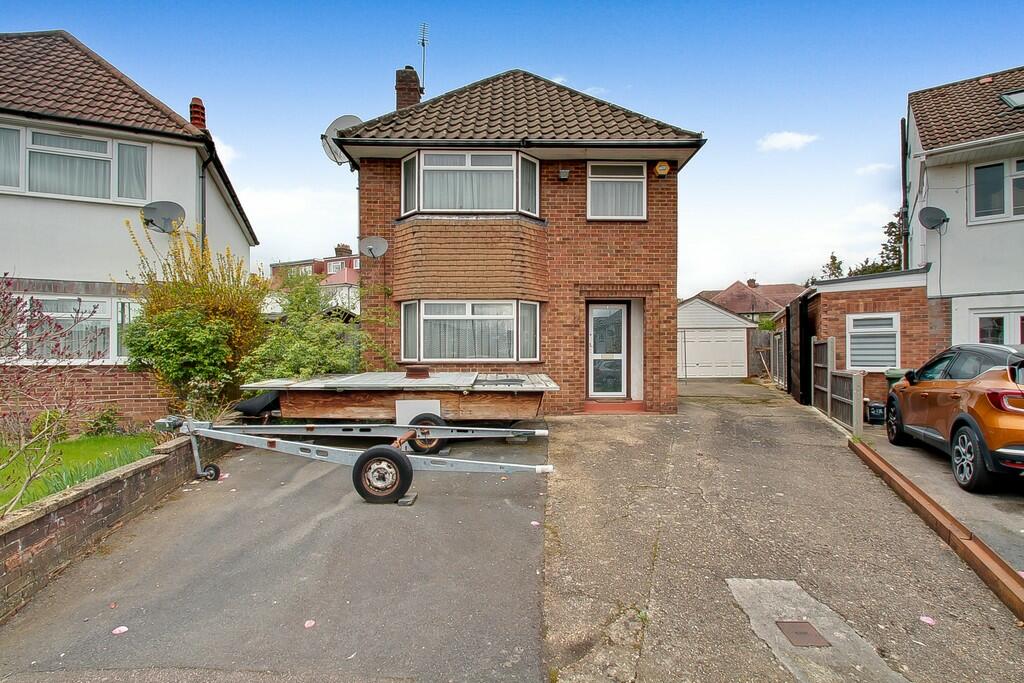 3 bedroom detached house for sale in Risingholme Close, Harrow Weald, HA3