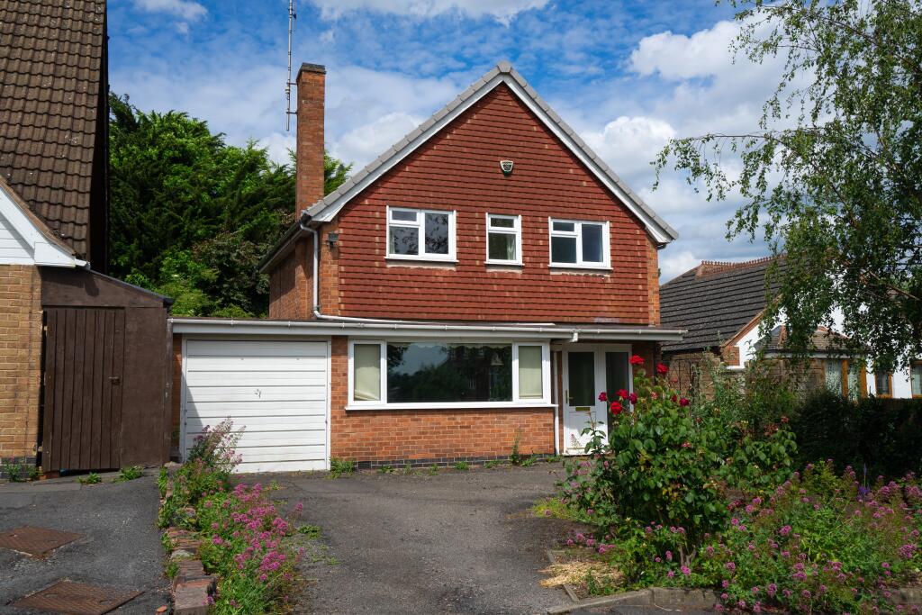 3 bedroom detached house for sale in Carisbrooke Avenue, Knighton, Leicester, LE2