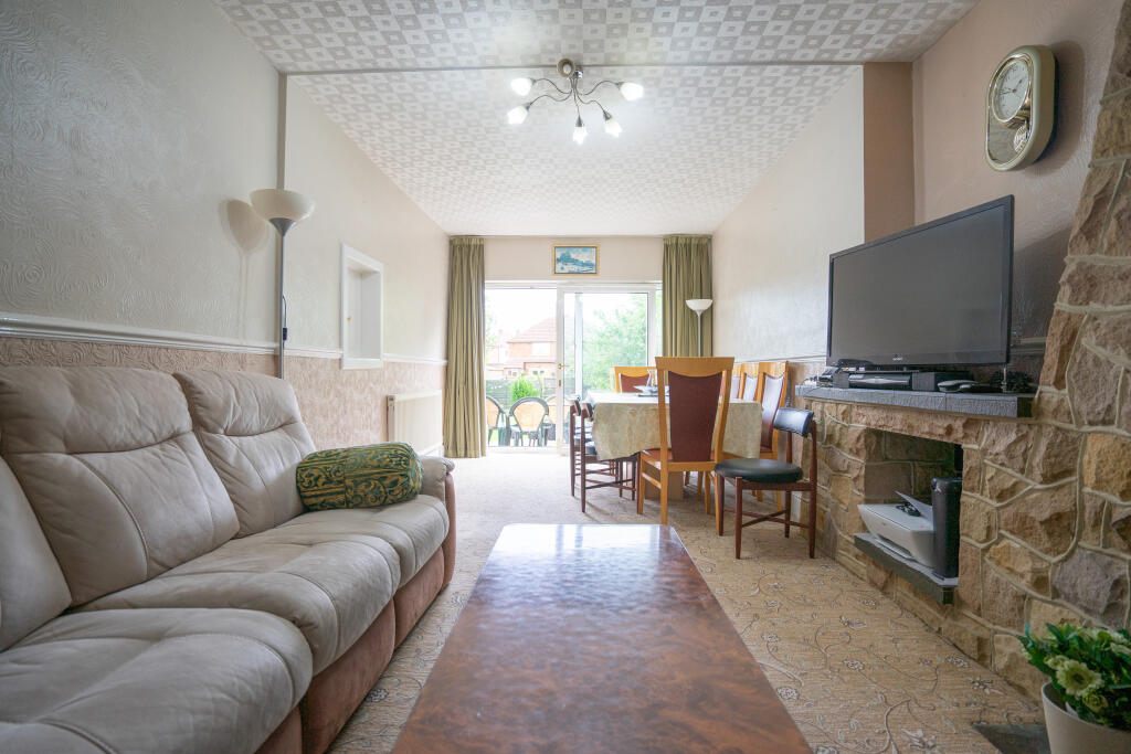 4 bedroom semidetached house for sale in Aberdale Road, West Knighton