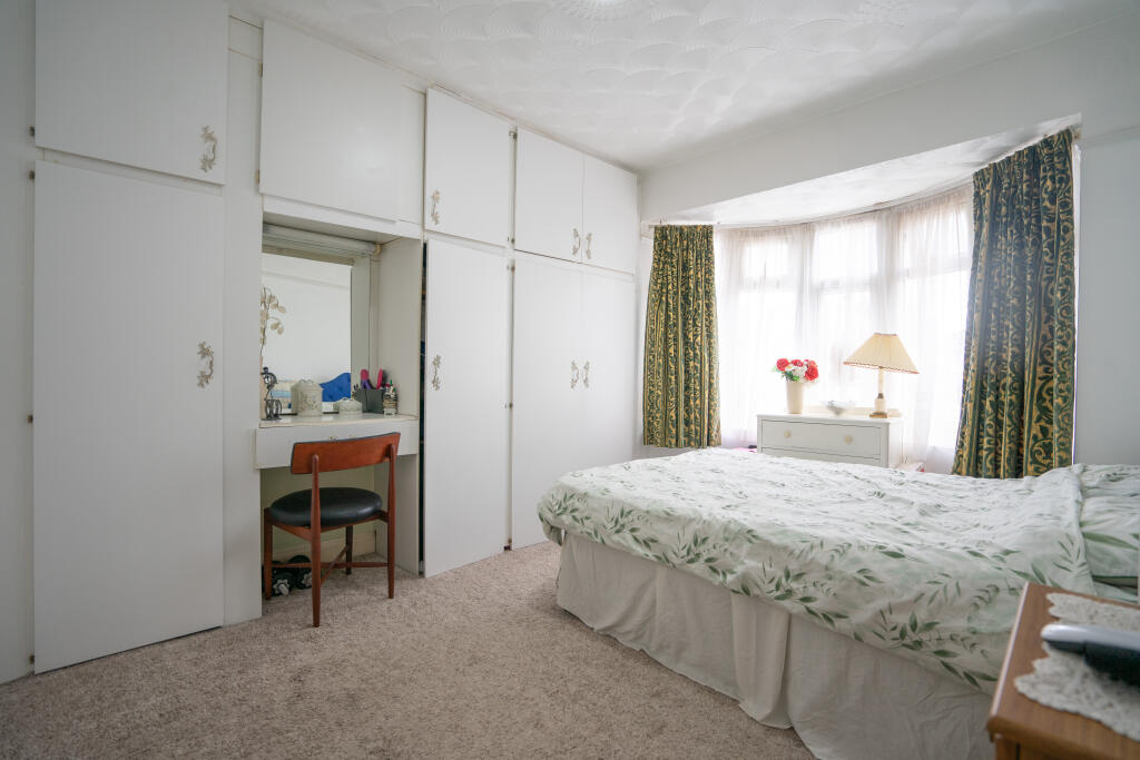 4 bedroom semidetached house for sale in Aberdale Road, West Knighton