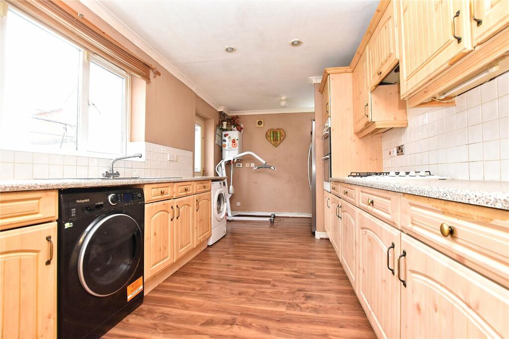 4 bedroom detached house for sale in Tarnside Close, Smallbridge