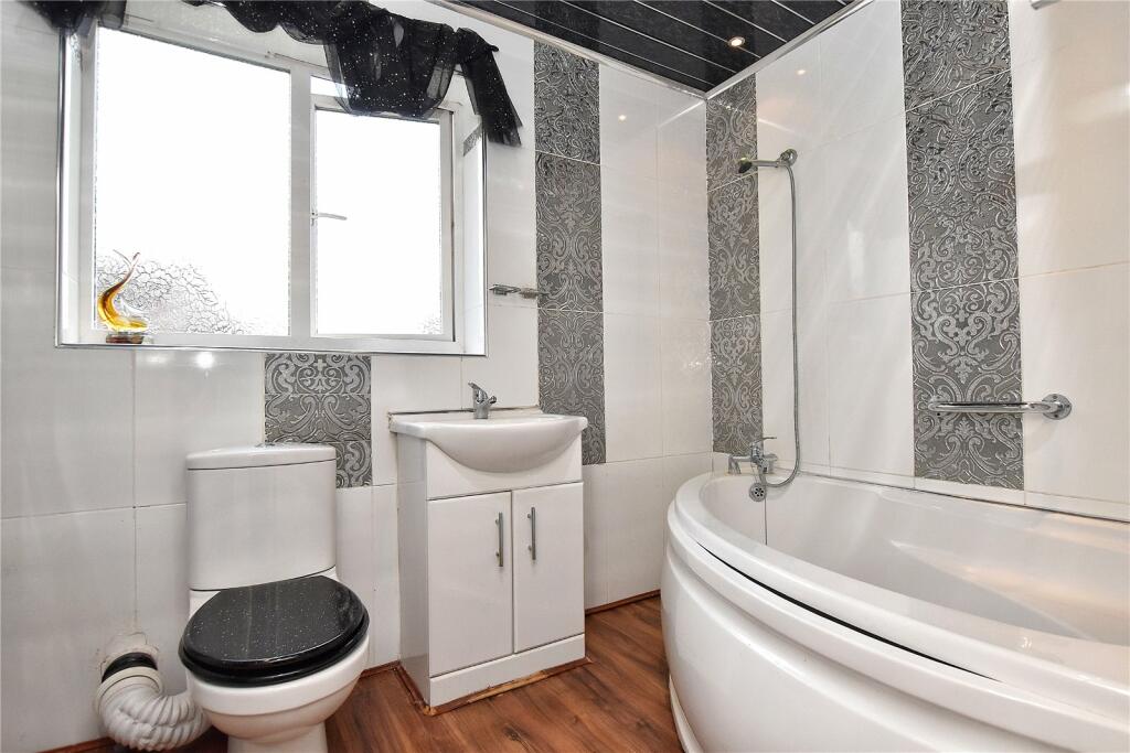 4 bedroom detached house for sale in Tarnside Close, Smallbridge