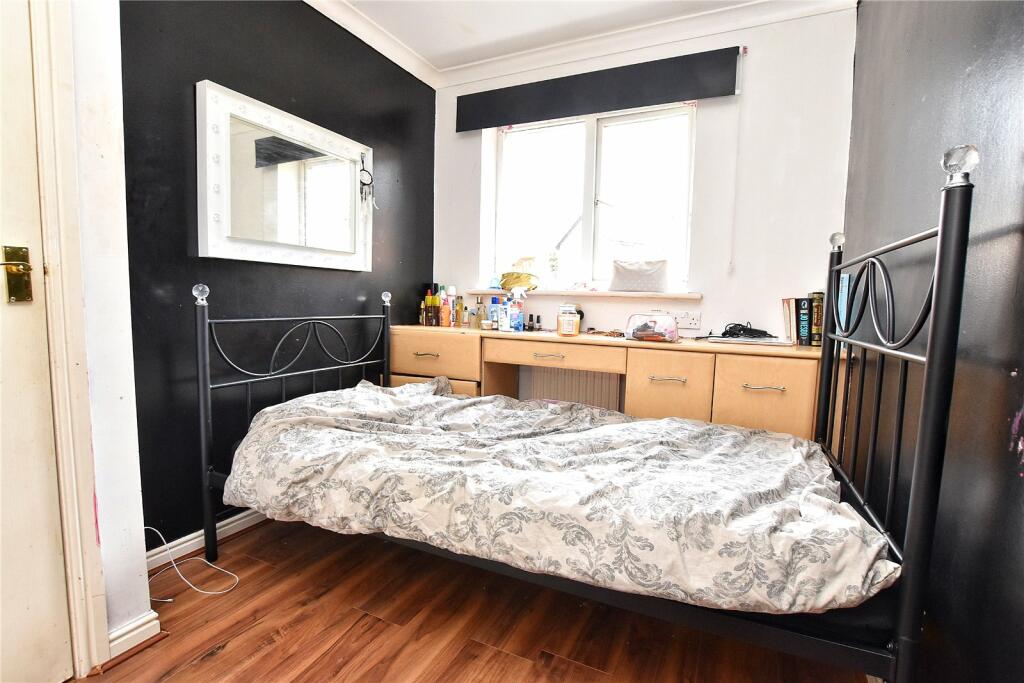 4 bedroom detached house for sale in Tarnside Close, Smallbridge