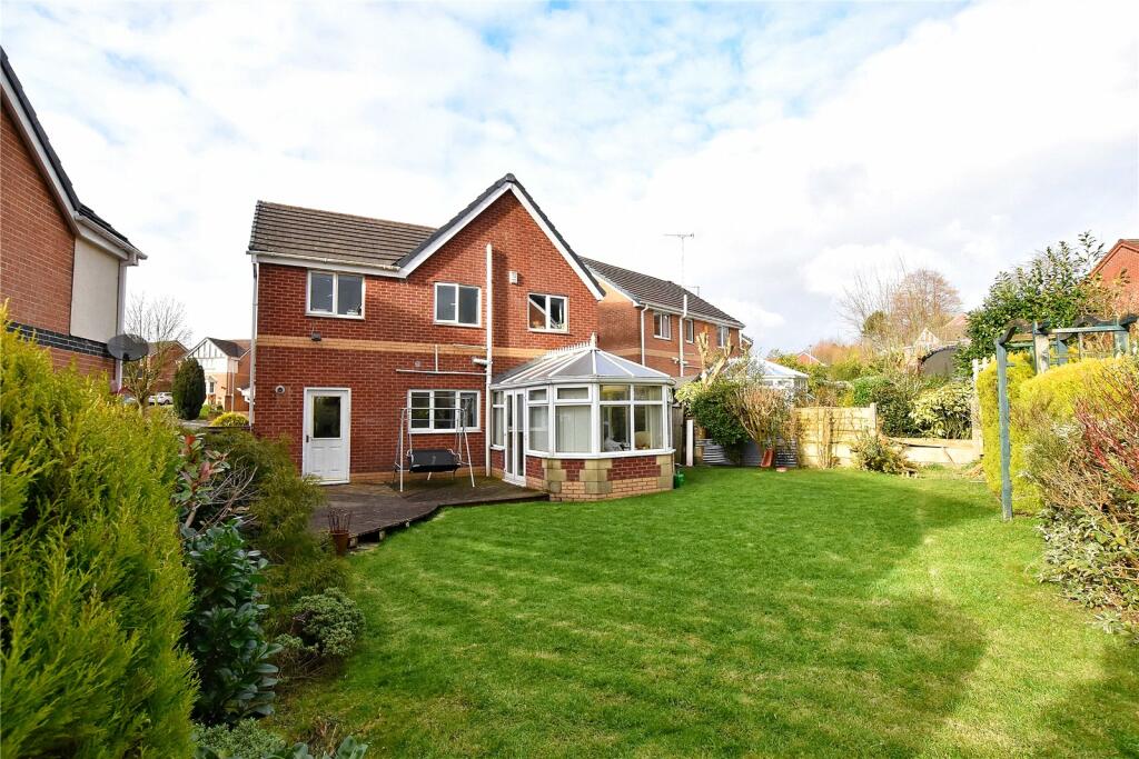 4 bedroom detached house for sale in Tarnside Close, Smallbridge