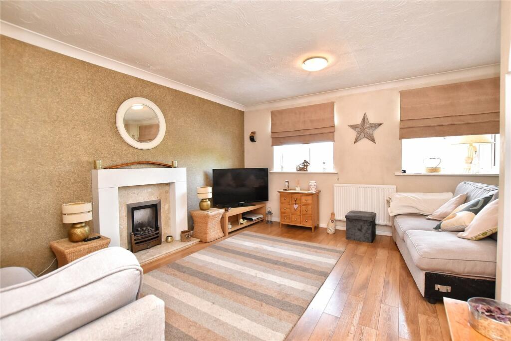 4 bedroom semidetached house for sale in Gilbrook Way, Badgers Hollow