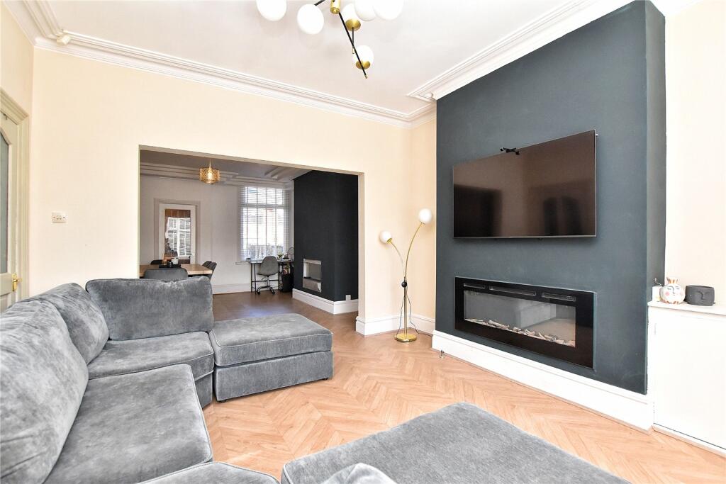 3 bedroom terraced house for sale in Milnrow Road, Newbold, Rochdale