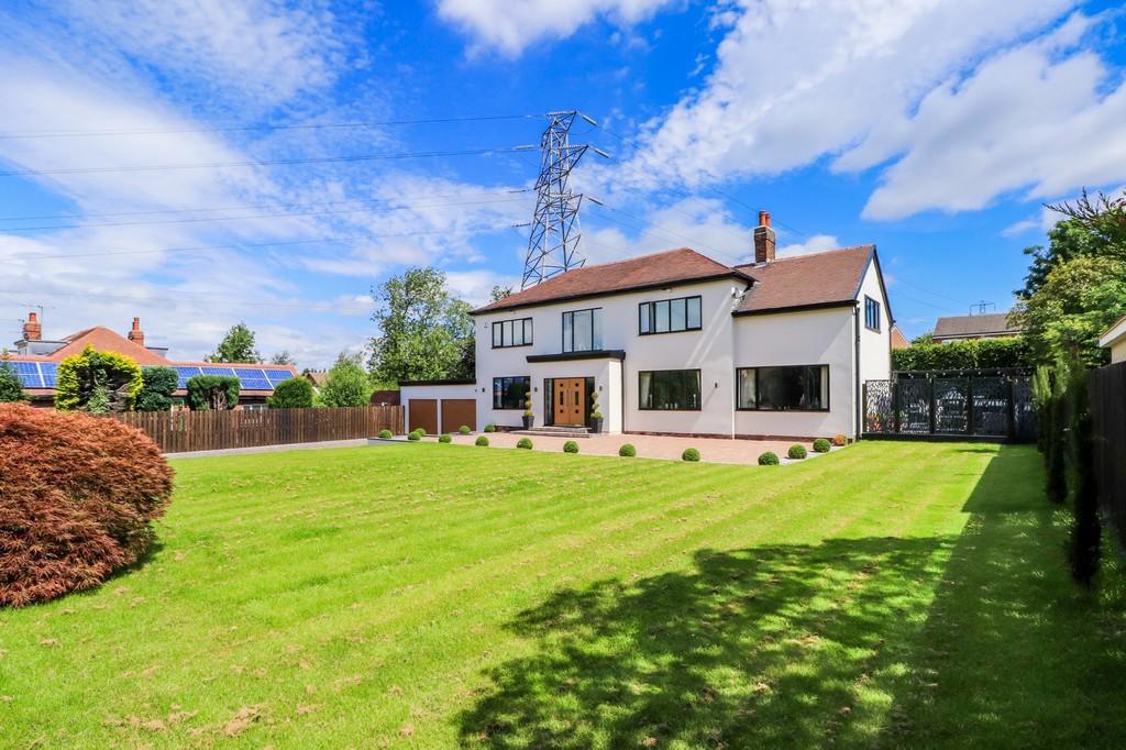 4 bedroom detached house for sale in Woodthorpe Lane, Sandal, Wakefield, WF2