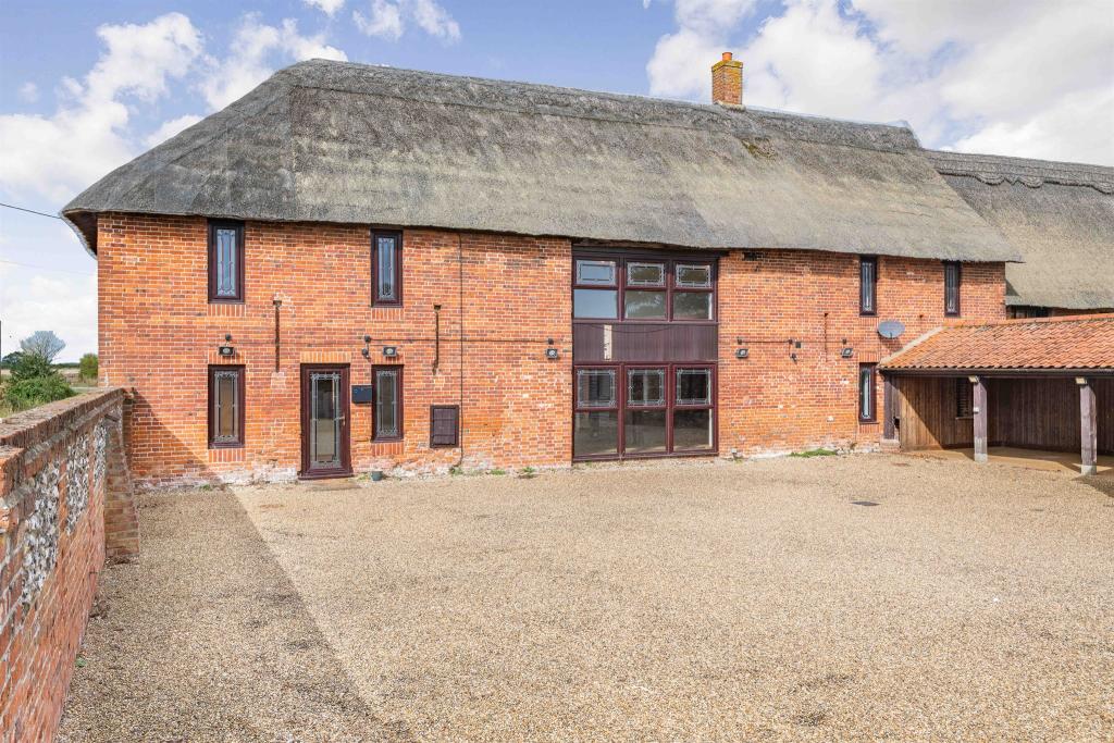 4 bedroom barn conversion for sale in Aylsham Road, North Walsham, NR28