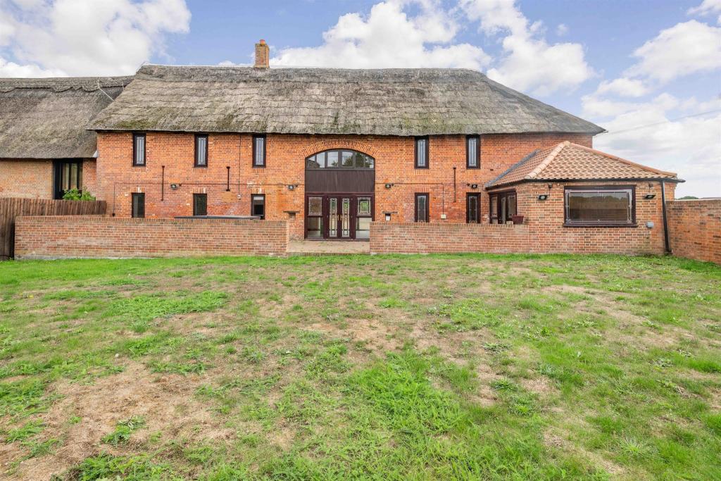 4 bedroom barn conversion for sale in Aylsham Road, North Walsham, NR28