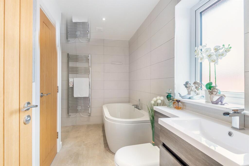 4 bedroom detached house for sale in Crown Court, Middleton, King's