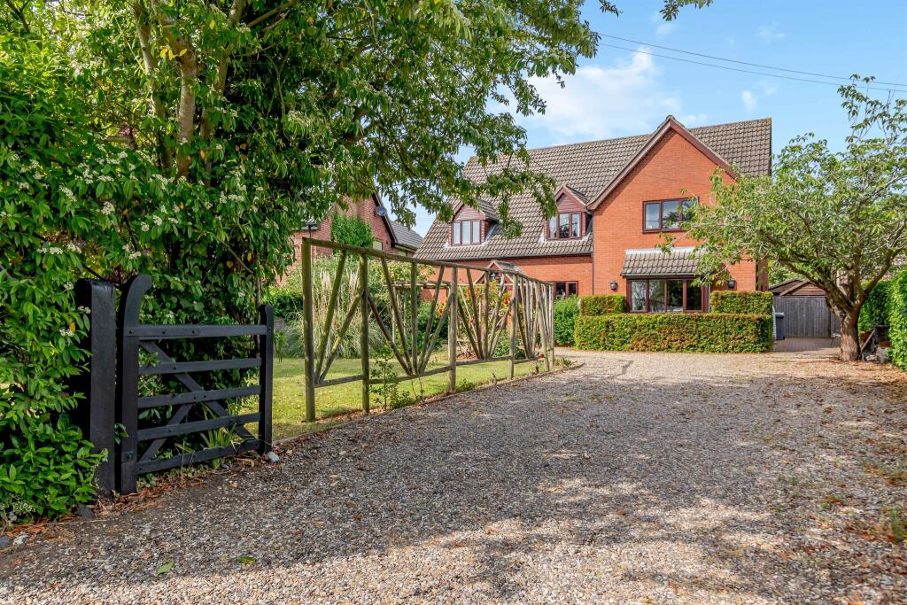 4 bedroom detached house for sale in Nethergate Street, Hopton, Diss, IP22