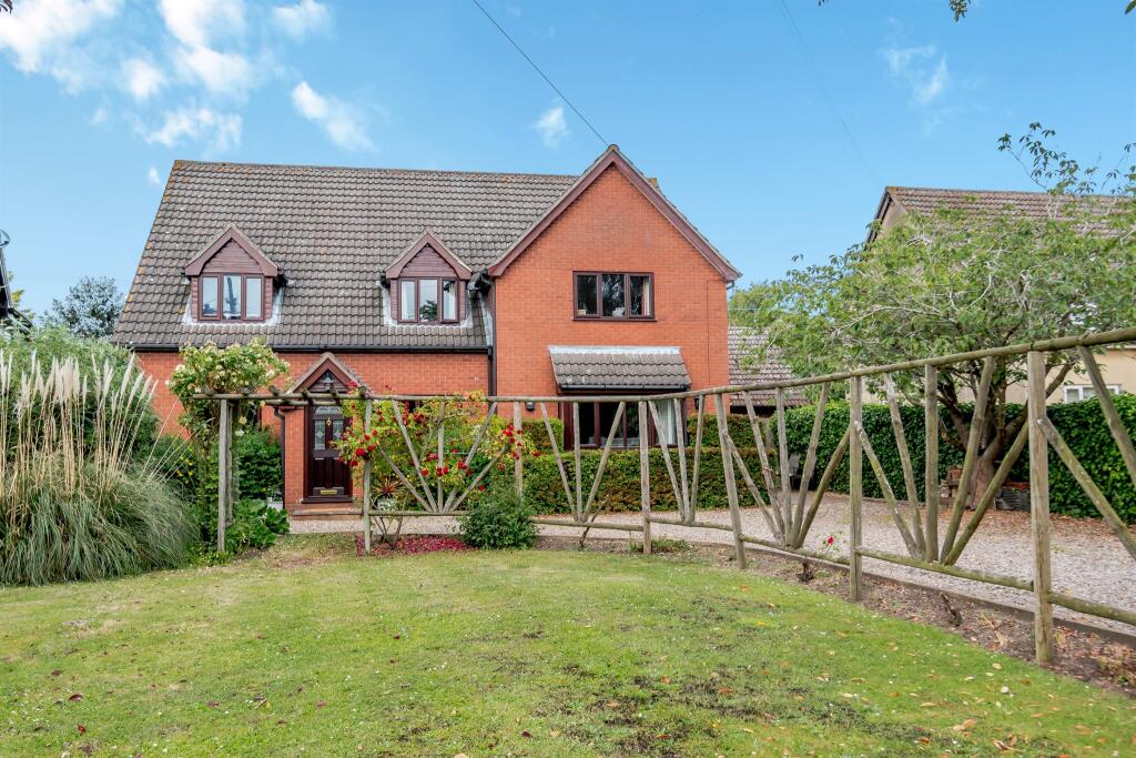4 bedroom detached house for sale in Nethergate Street, Hopton, Diss, IP22