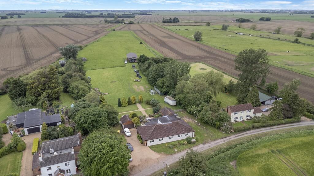 5 bedroom detached house for sale in Foldgate Lane, Wiggenhall St. Mary