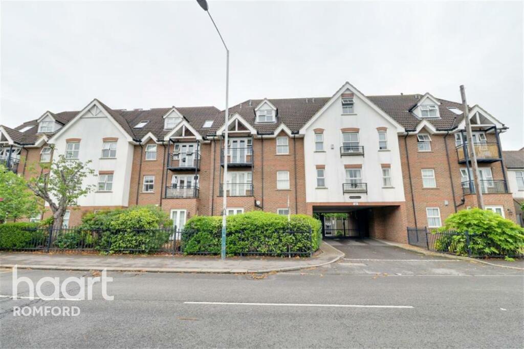 2 bedroom flat for rent in Haverstock Place Romford RM2