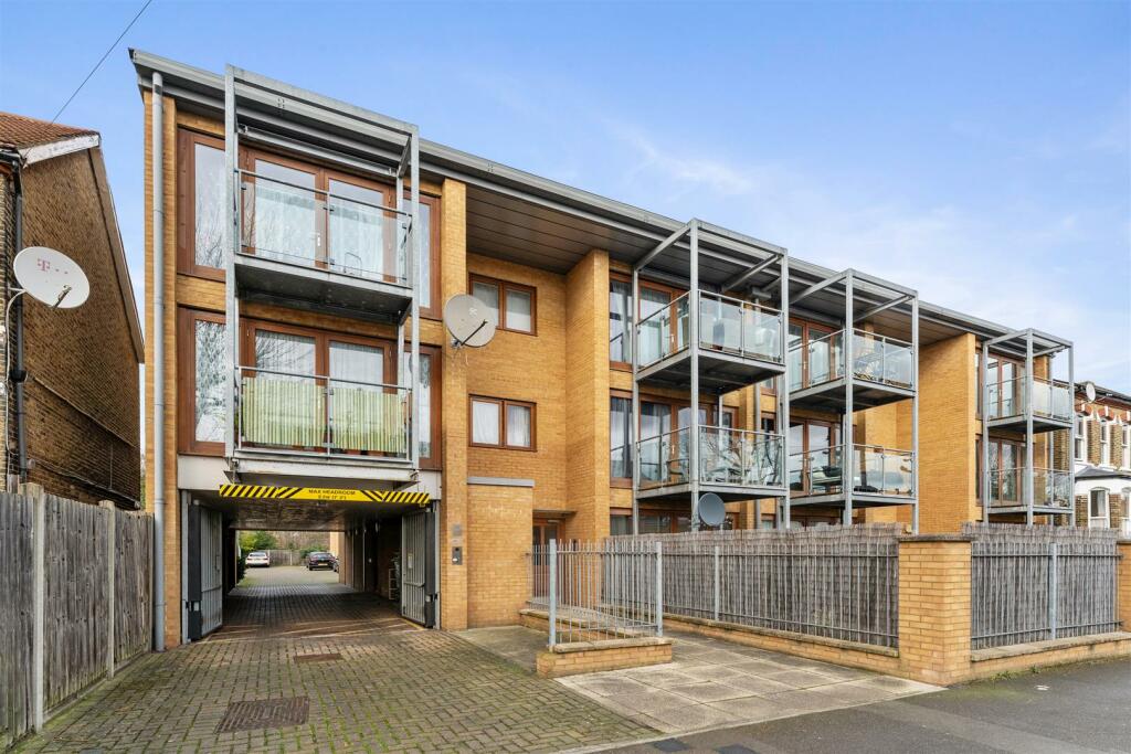 2 bedroom flat for sale in Adler Court, Earlham Grove, Forest Gate, E7