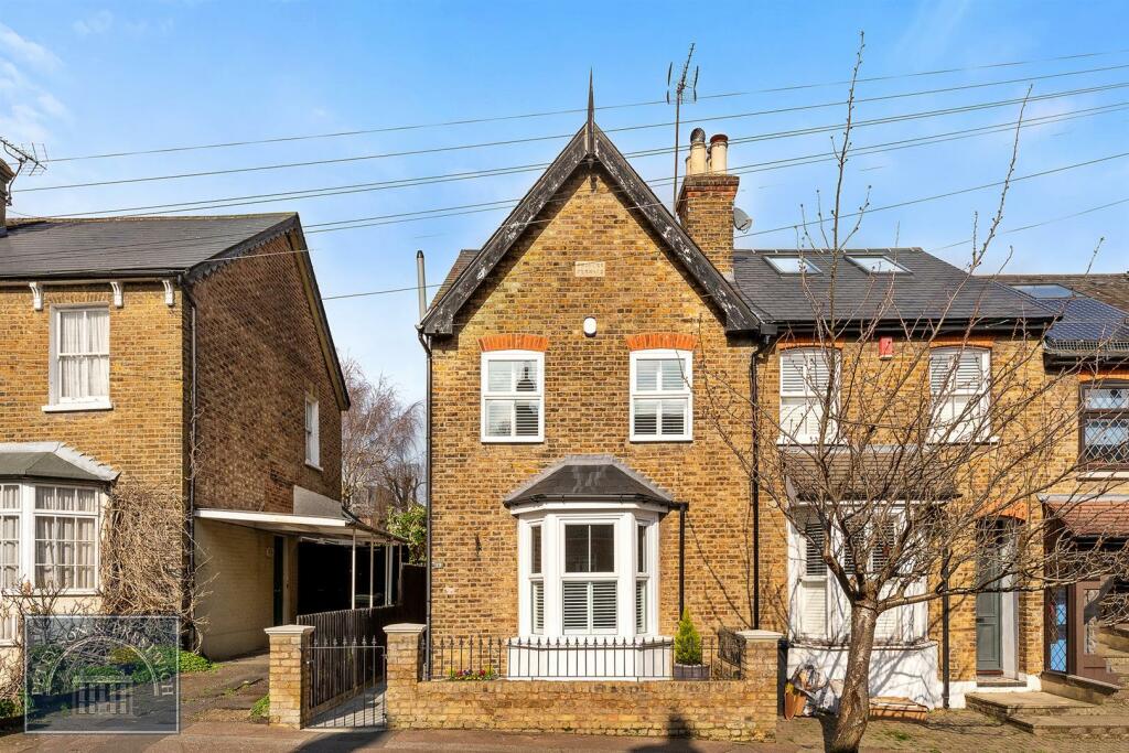 3 bedroom end of terrace house for sale in Princes Road, Buckhurst Hill
