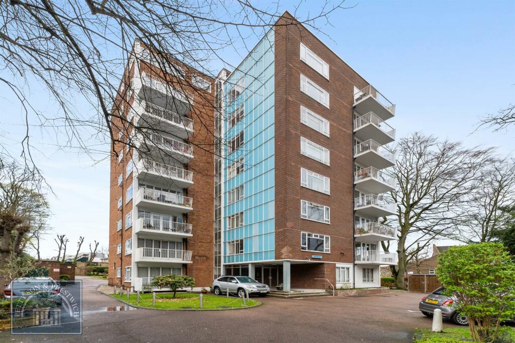 2 bedroom flat for sale in The Hollies, New Wanstead, Wanstead, E11