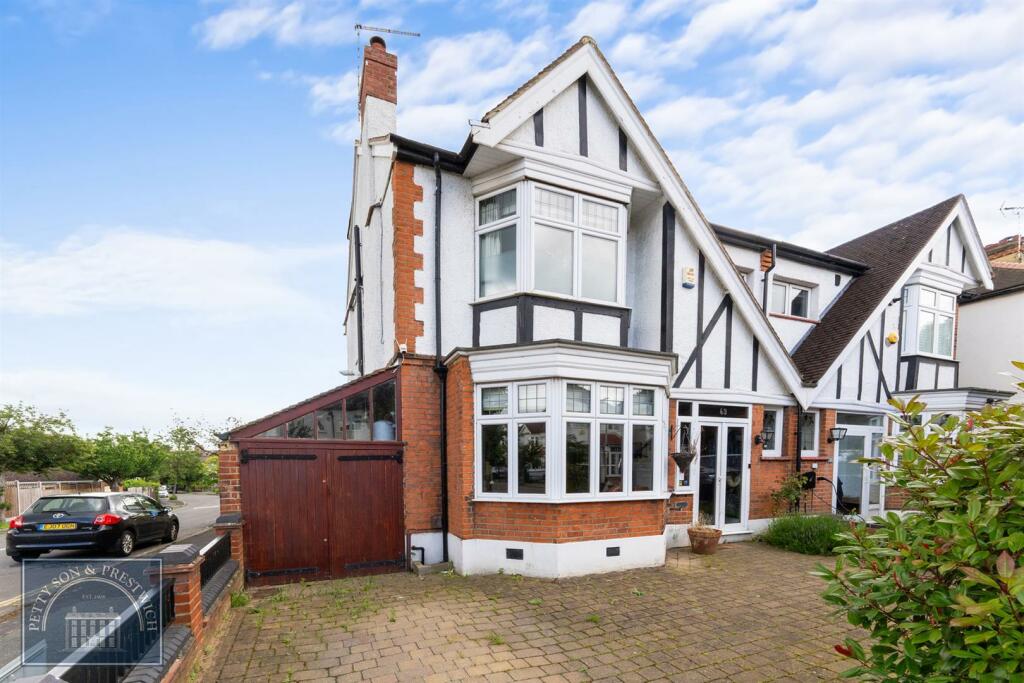 5 bedroom semidetached house for sale in Langley Drive, Wanstead, E11