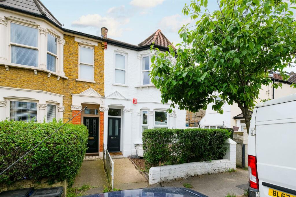 2 bedroom flat for sale in Chaucer Road, Wanstead, E11