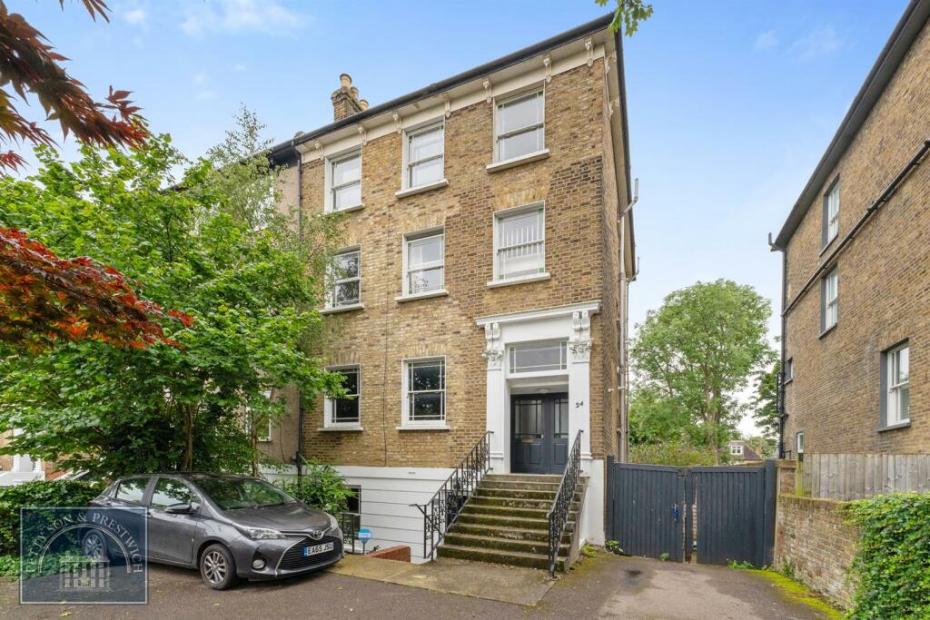 3 bedroom flat for sale in Grosvenor Road, Wanstead, E11