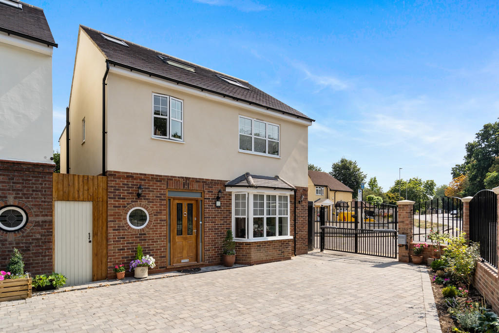 4 bedroom detached house for sale in Hollybush Hill, Snaresbrook, E11