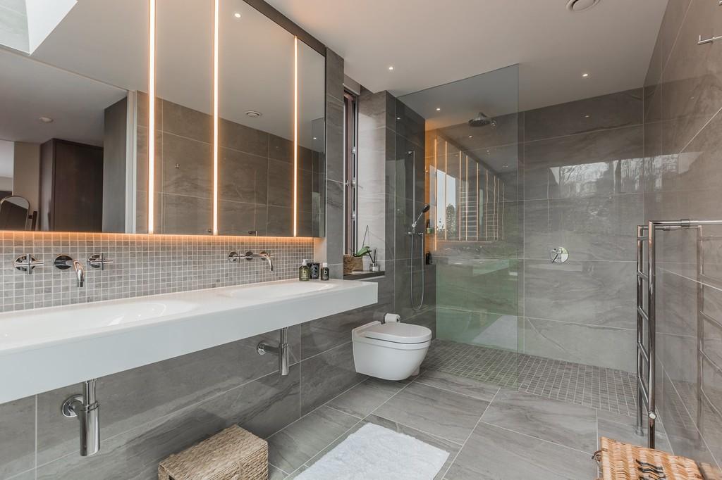 5 bedroom detached house for sale in St. Mary's Avenue, Wanstead, E11