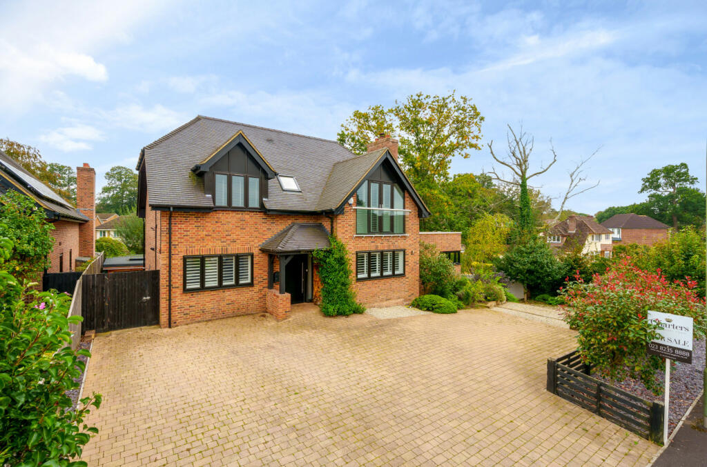 4 bedroom detached house for sale in Kingsway, Hiltingbury, Chandler's