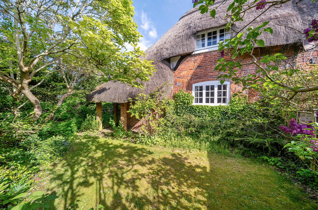 2 bedroom semidetached house for sale in Chestnut Avenue, Eastleigh