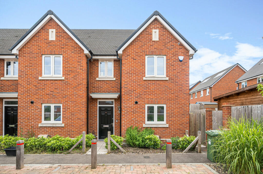 3 bedroom end of terrace house for sale in Manning Close, North