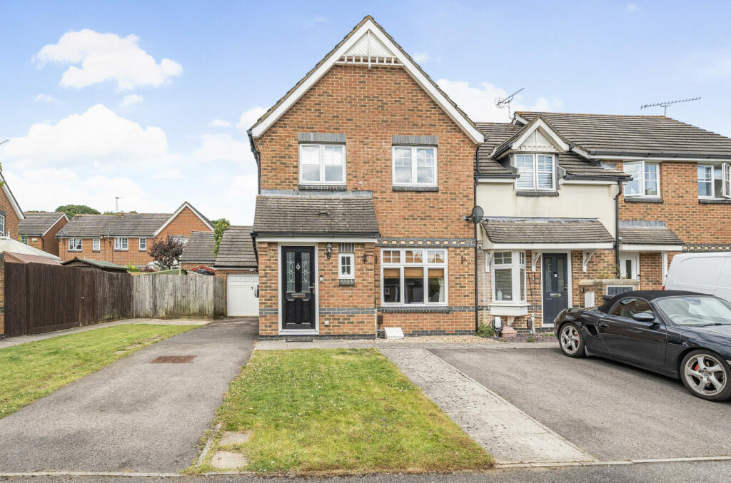 3 bedroom end of terrace house for sale in Barn Piece, Chandler's Ford, Eastleigh, Hampshire, SO53