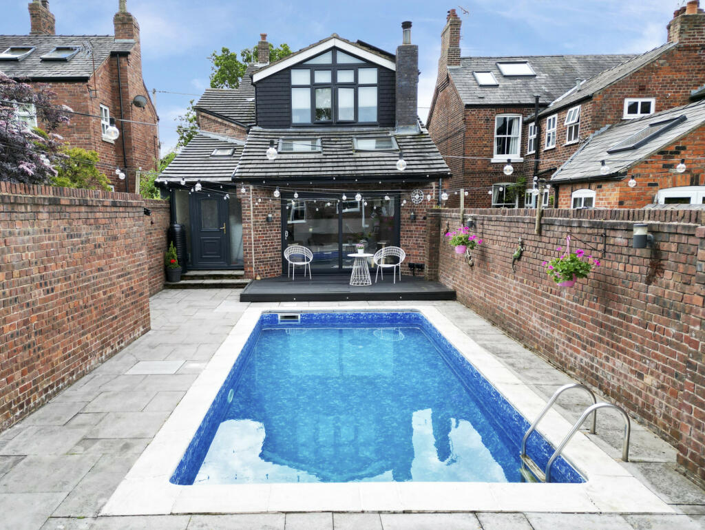 4 bedroom detached house for sale in Cogshall Lane, Comberbach, CW9