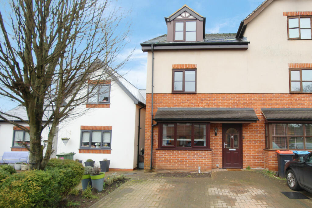 4 bedroom end of terrace house for sale in Village Close, Weaverham, CW8