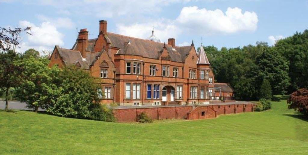 Serviced office to lease in Bletchingley Road, RH1