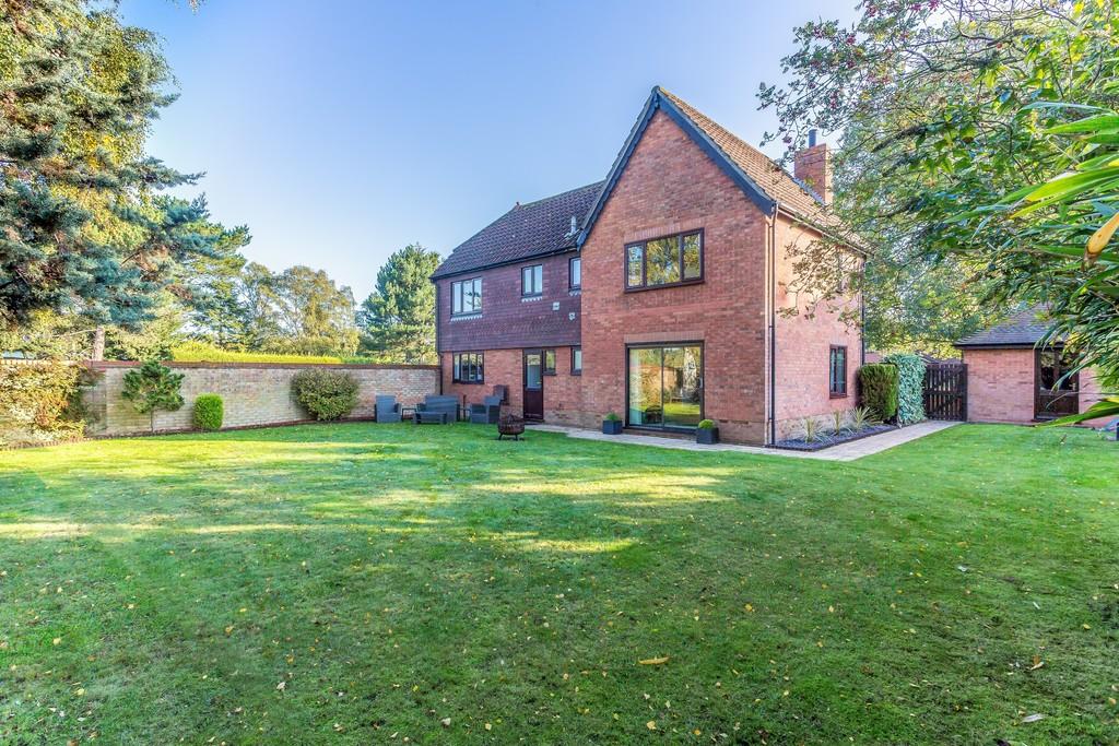 4 bedroom detached house for sale in Lancaster Drive, Martlesham Heath, IP5