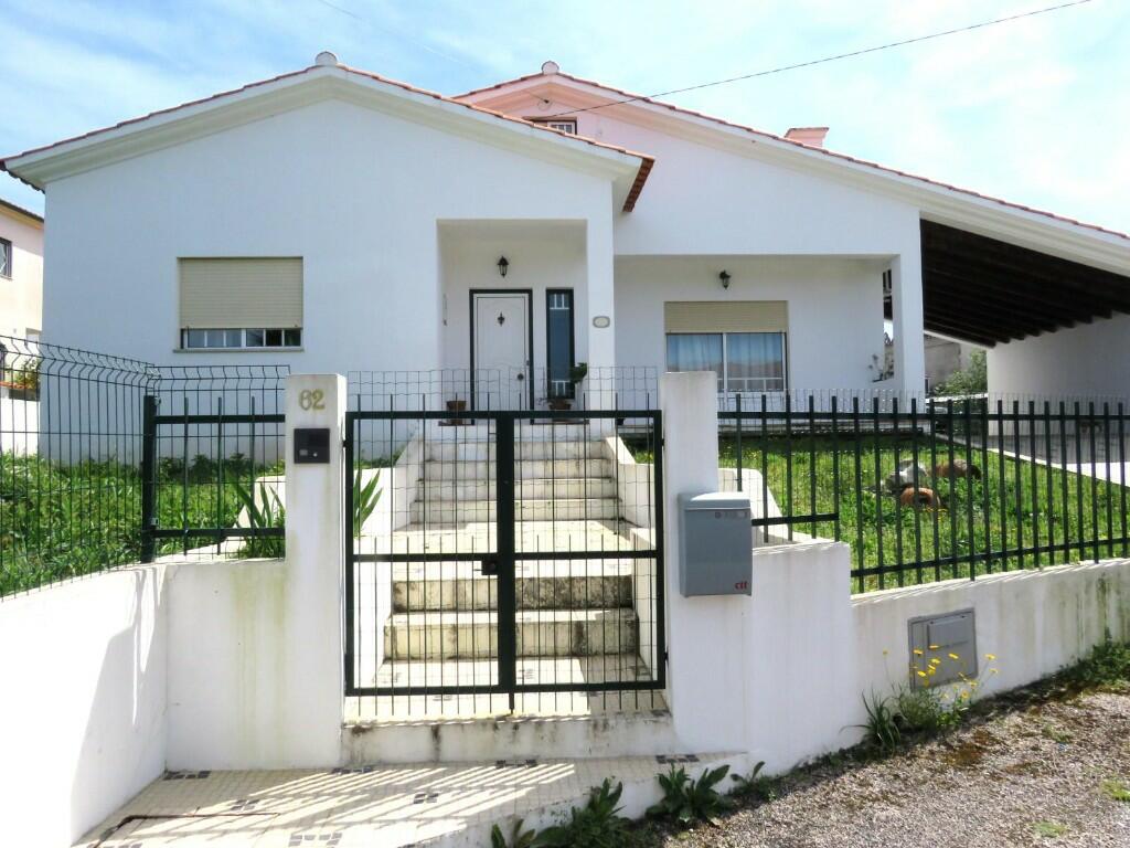 3 bedroom detached bungalow for sale in Miranda do Corvo, Beira Litoral