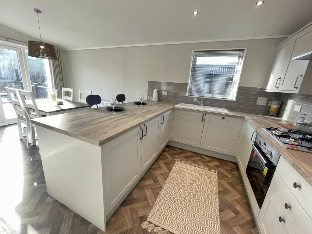 2 bedroom lodge for sale in West Malling, Kent, ME19