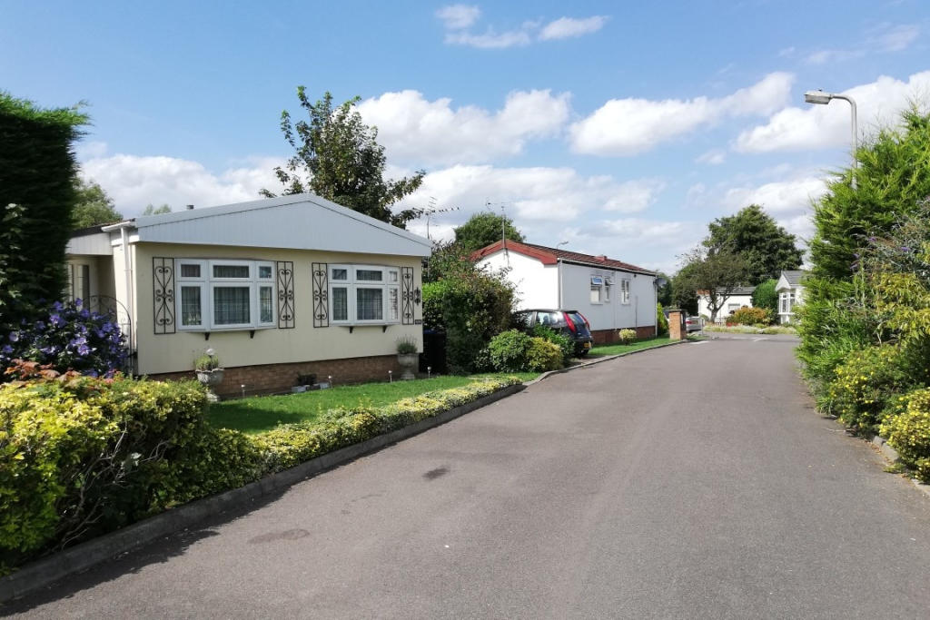 2 bedroom park home for sale in Chertsey, Surrey, KT16
