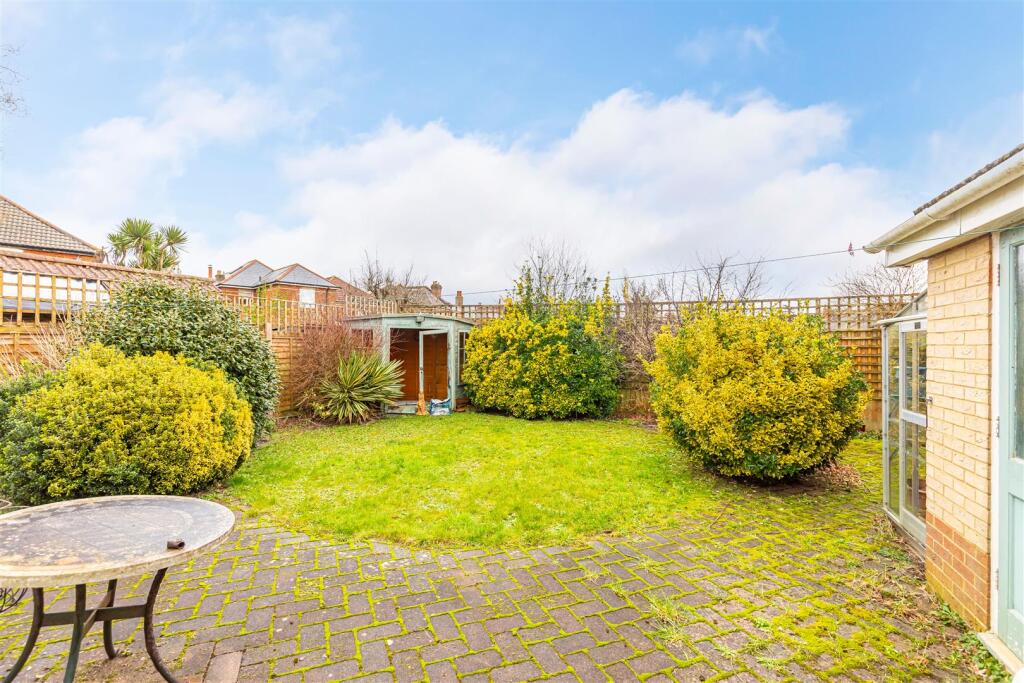 Additional property image - Spacious Bungalow on Evelyn Road, Bournemouth