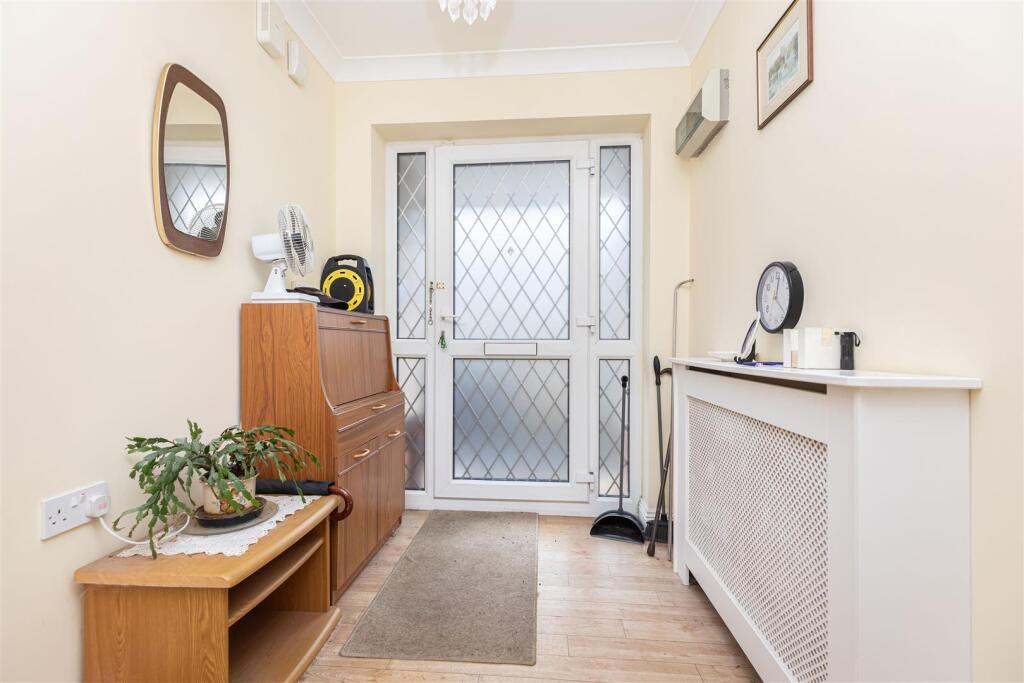 Additional property image - Spacious Bungalow on Evelyn Road, Bournemouth